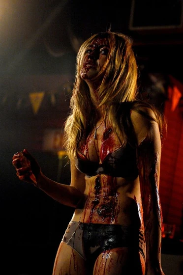 Arielle Kebbel en freakdog-red-mist