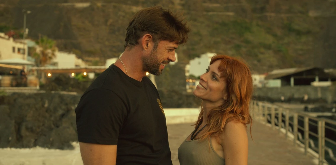 Maggie Civantos y William Levy en bajo-un-volcan