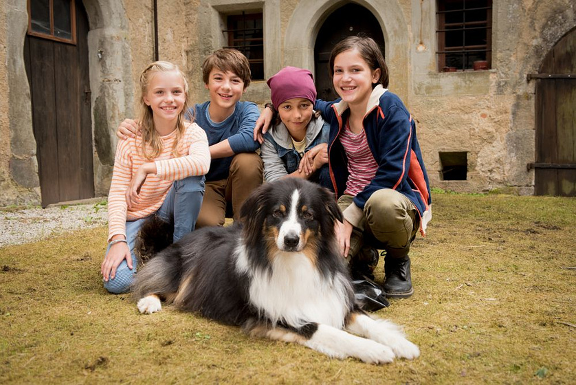 Marinus Hohmann, Ron Antony Renzenbrink, Amelie Lammers y Allegra Tinnefeld en Los Cinco y el valle de los dinosaurios