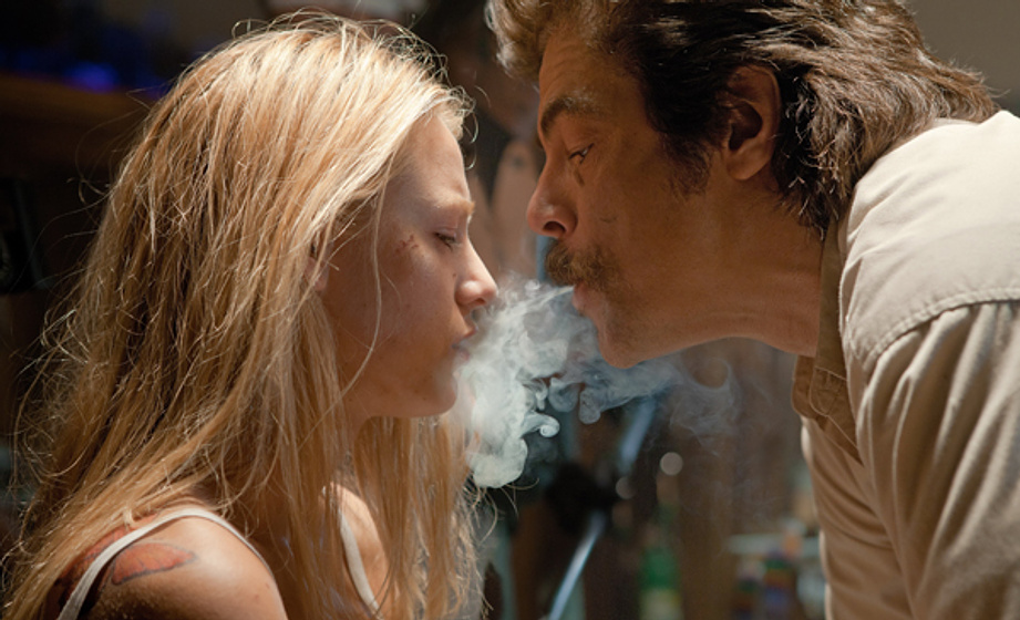 Benicio Del Toro y Blake Lively en Salvajes