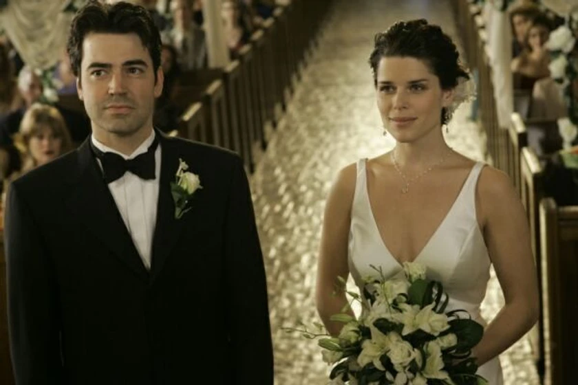 Neve Campbell y Ron Livingston en relative-strangers-una-familia-casi-perfecta