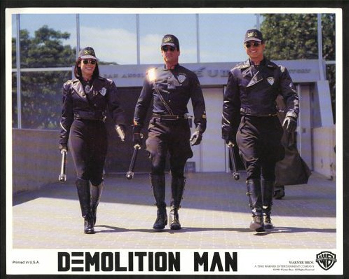 Sylvester Stallone, Sandra Bullock y Benjamin Bratt en Demolition Man (Fotograma)