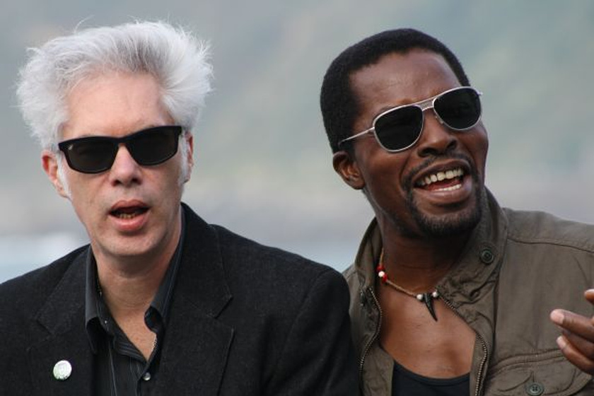 Jim Jarmusch y Isaach De Bankolé en Tonto quien lo lea (The limits of control)