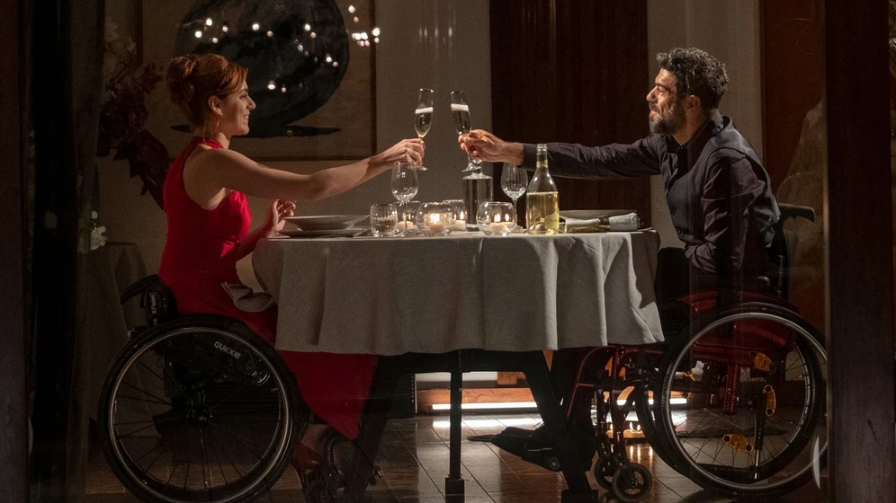 Pierfrancesco Favino y Miriam Leone en rodando-hacia-ti
