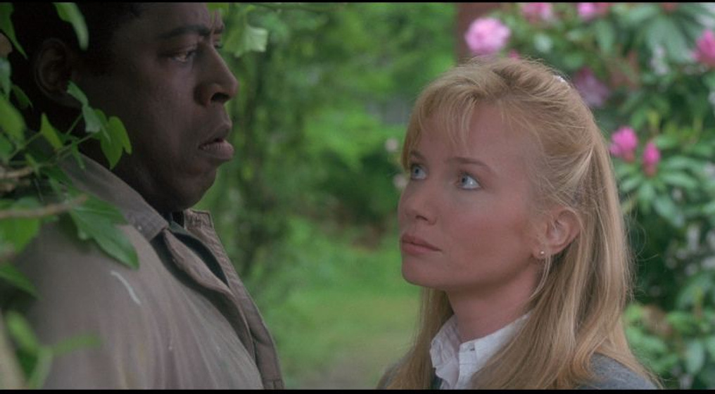 Ernie Hudson y Rebecca De Mornay en La mano que mece la cuna