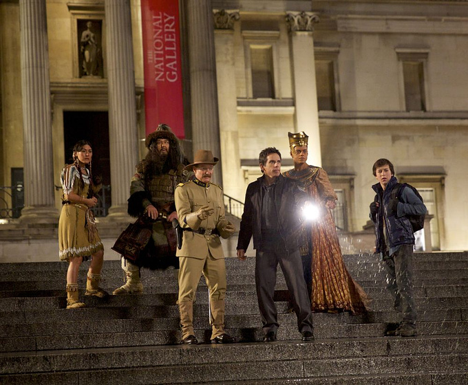 Robin Williams, Ben Stiller, Patrick Gallagher, Skyler Gisondo y Rami Malek en Noche en el museo. El Secreto del faraón
