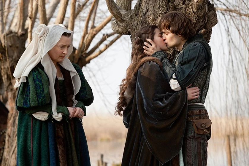 Lesley Manville, Hailee Steinfeld y Douglas Booth en romeo-and-juliet