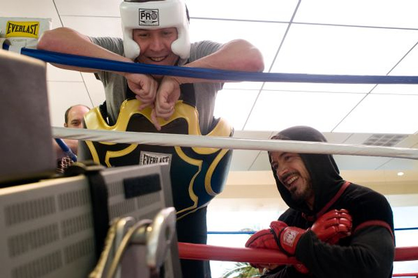 Jon Favreau y Robert Downey Jr. en Iron Man 2