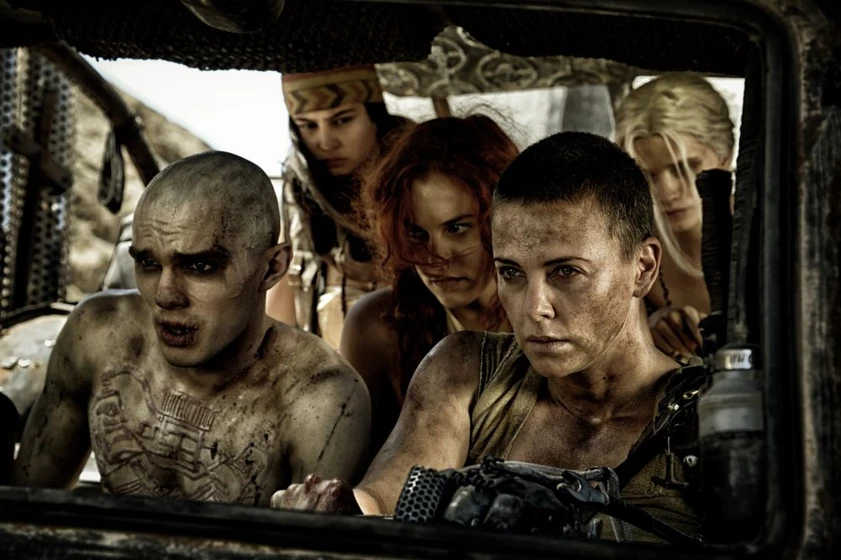 Charlize Theron y Nicholas Hoult en mad-max-furia-en-la-carretera