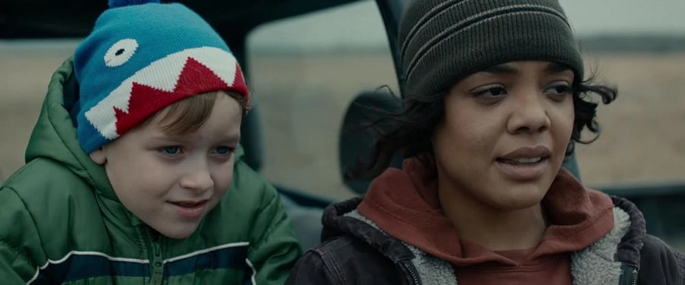 Tessa Thompson y Charlie Ray Reid en little-woods-crossing-the-line