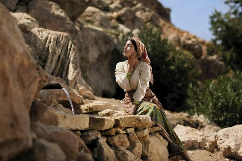 Leïla Bekhti en la-fuente-de-las-mujeres
