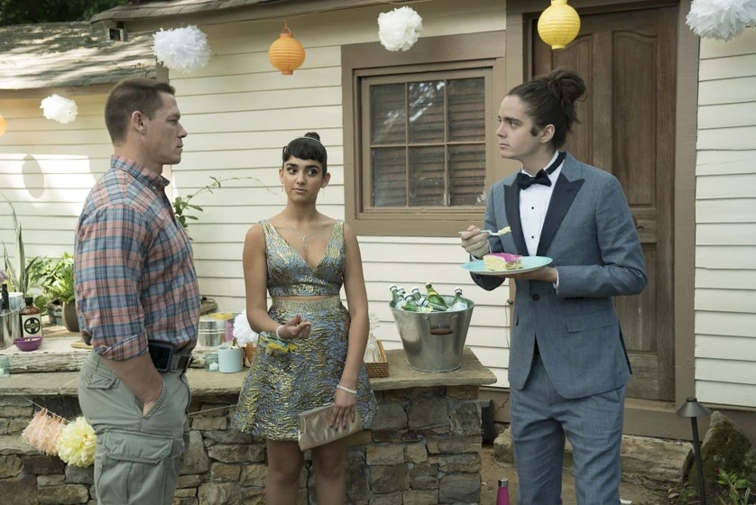 John Cena, Miles Robbins y Geraldine Viswanathan en sexpact