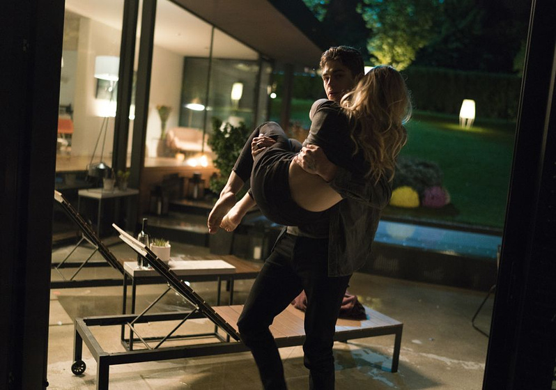 Josephine Langford y Hero Fiennes Tiffin en After. Amor Infinito