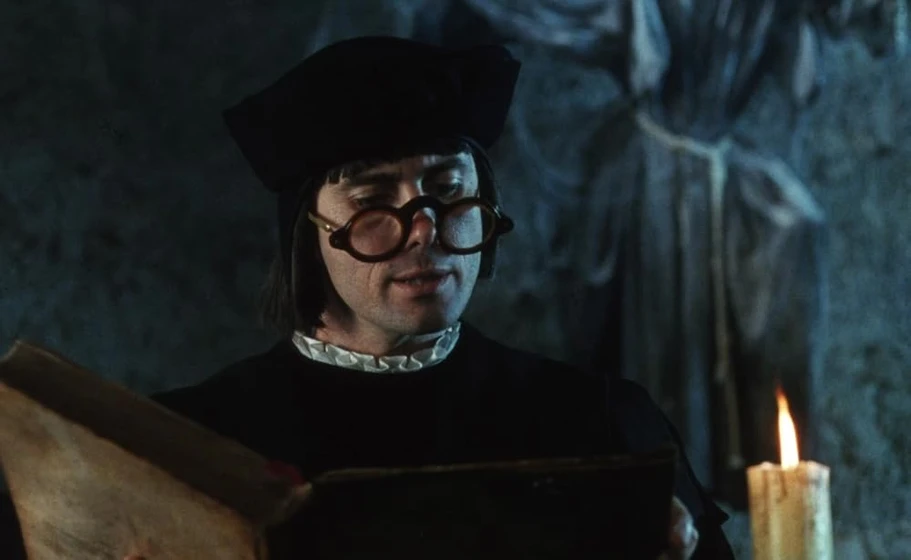 Jeffrey Combs en el-foso-y-el-pendulo
