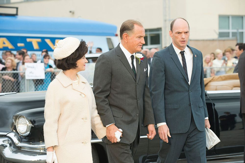 Woody Harrelson, Jennifer Jason Leigh y Brian Stepanek en A La Sombra de Kennedy