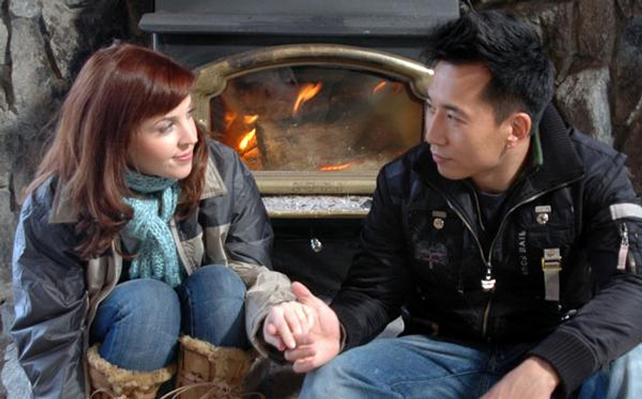 Danielle De Luca y James Kyson en Necrosis