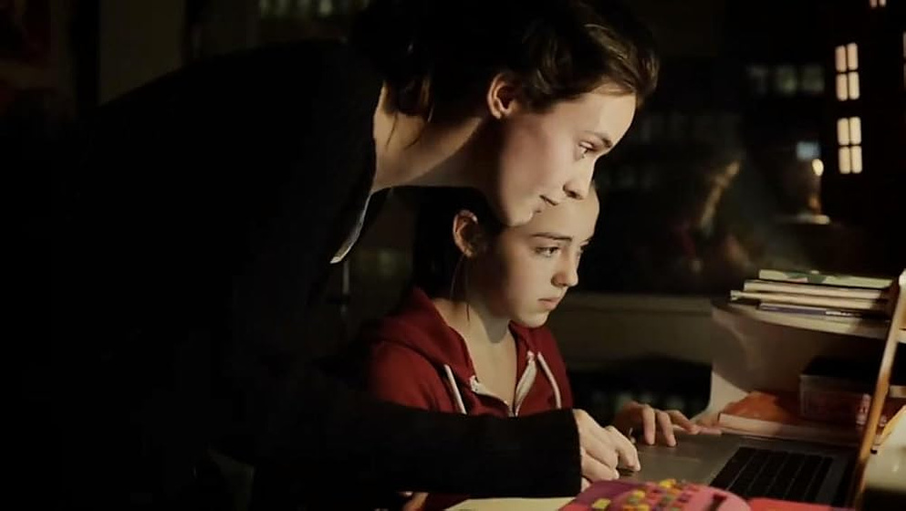 Jennifer Decker y Garance Marillier en Mange