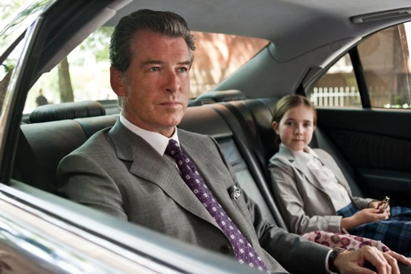 Pierce Brosnan y Ruby Jerins en recuerdame