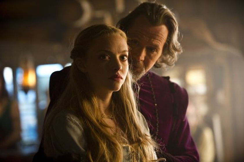 Gary Oldman y Amanda Seyfried en Caperucita roja