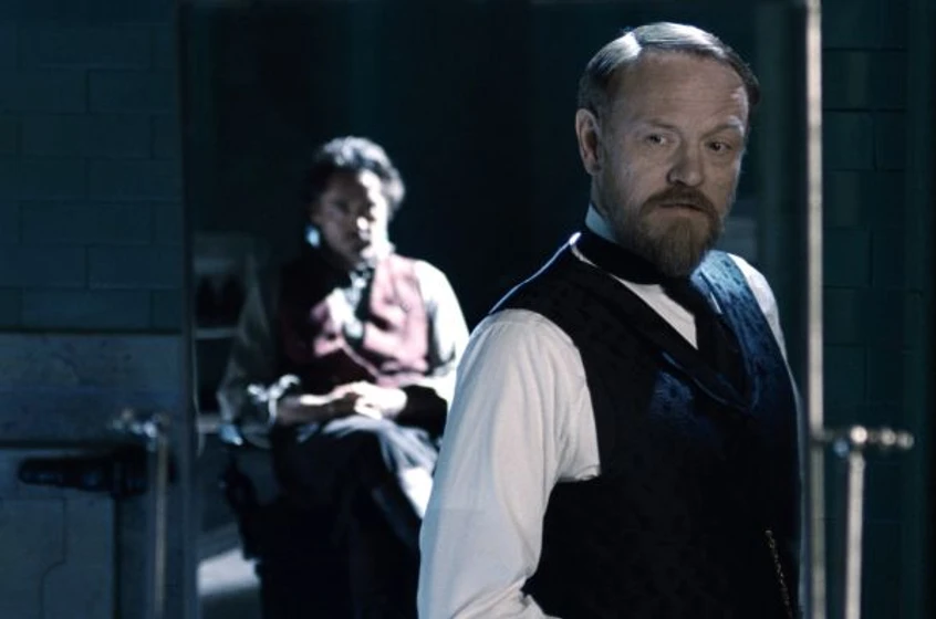 Robert Downey Jr. y Jared Harris en sherlock-holmes-juego-de-sombras