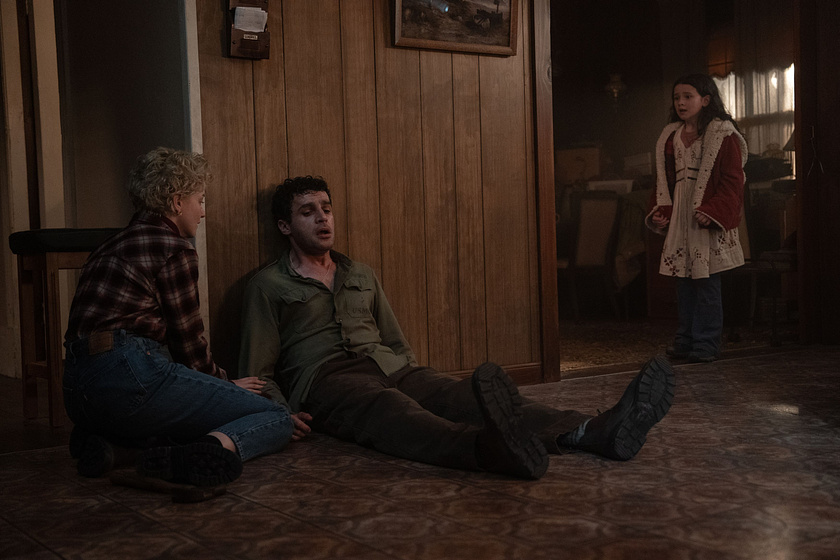 Christopher Abbott, Julia Garner y Matilda Firth en Hombre Lobo