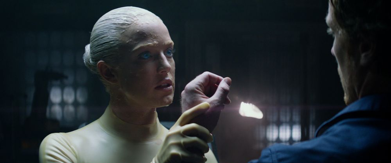 Caity Lotz en The Machine