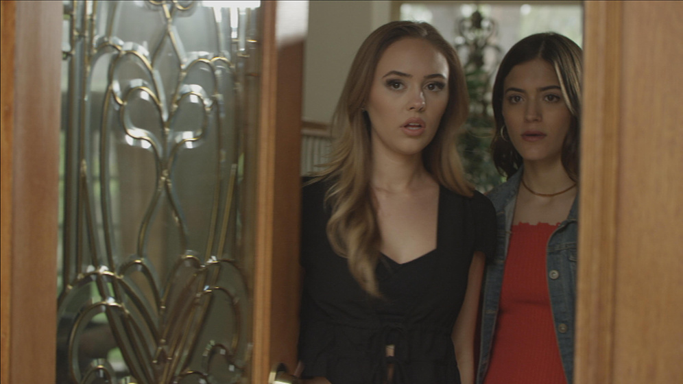 Calli Taylor y Alexandra Scott en La Tentación Llama a la Puerta
