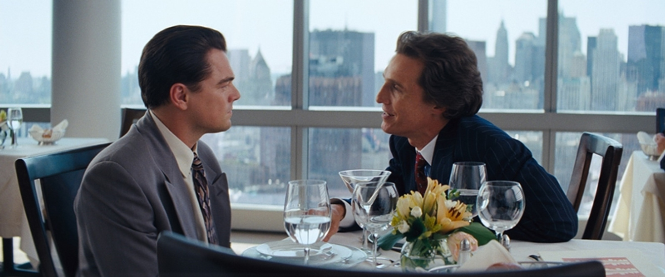 Leonardo DiCaprio y Matthew McConaughey en El Lobo de Wall Street