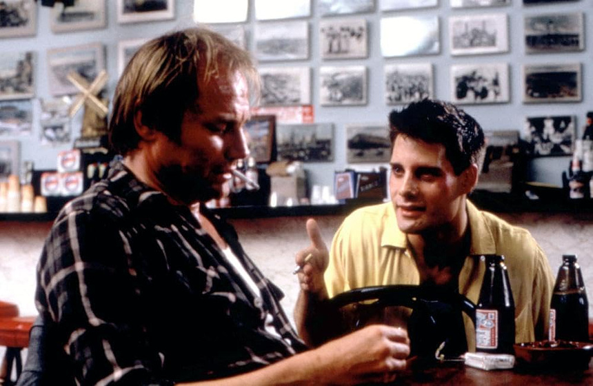Klaus Maria Brandauer y Adrian Pasdar en Calles de Oro