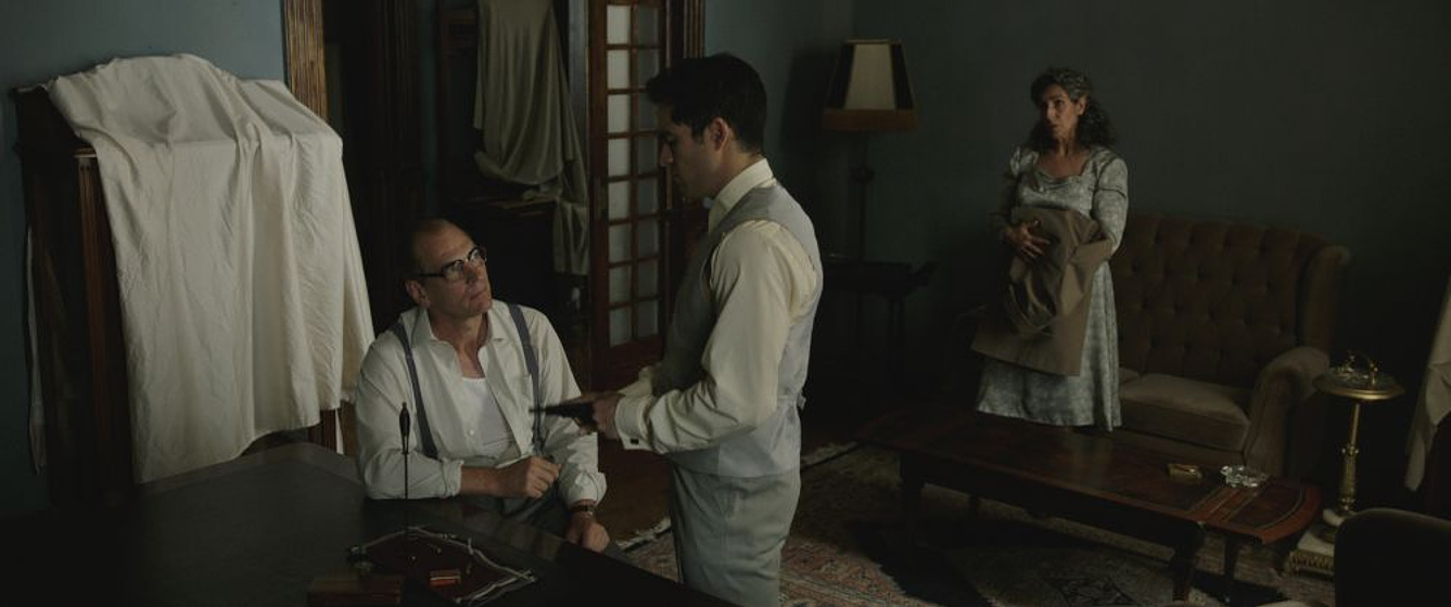 Julian Sands, Elvira Mínguez y Alfonso Herrera en El Elegido