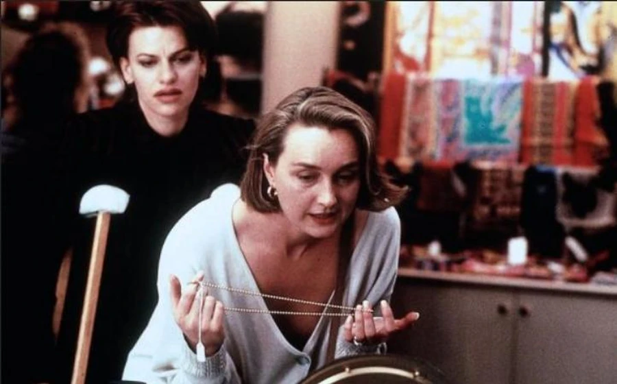 Sandra Bernhard y Victoria Longley en dallas-doll