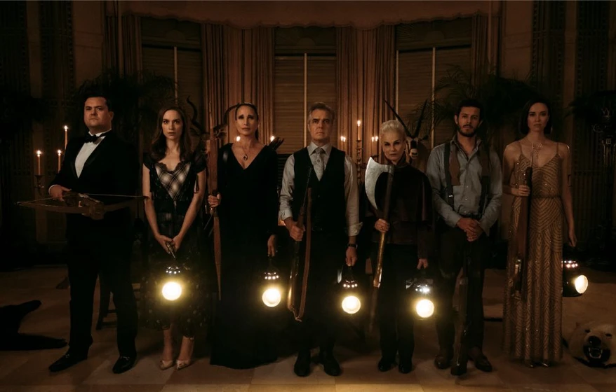 Nicky Guadagni, Henry Czerny, Andie MacDowell, Adam Brody, Elyse Levesque y Melanie Scrofano en noche-de-bodas