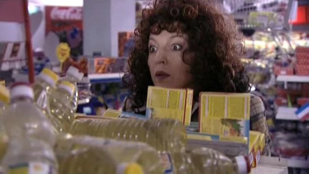 Mirjana Karanovic en strawberry-in-the-supermarket
