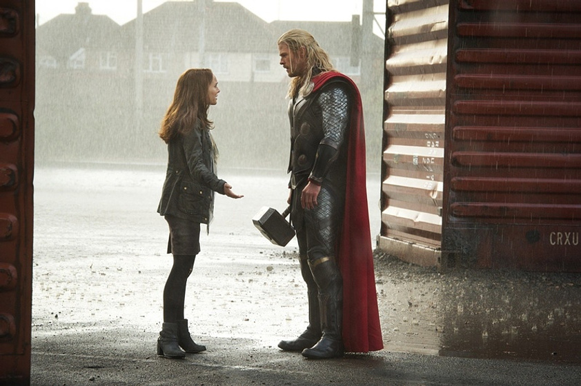 Natalie Portman y Chris Hemsworth en Thor. El Mundo Oscuro