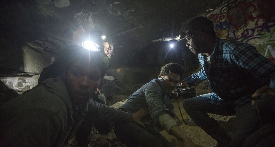 Edwin Hodge y Ben Feldman en Así en la Tierra como en el infierno