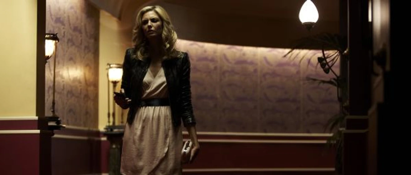 Tamsin Egerton en grand-piano