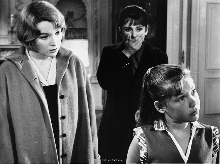 Audrey Hepburn, Shirley MacLaine y Karen Balkin en La Calumnia