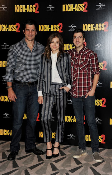 Jeff Wadlow, Chloë Grace Moretz y Christopher Mintz-Plasse en Kick-Ass 2, con un par