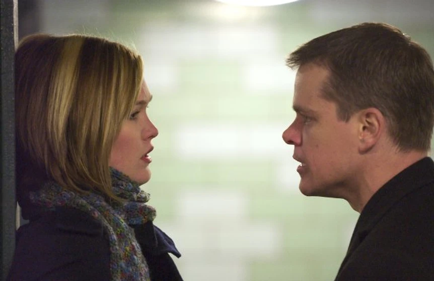 Matt Damon y Julia Stiles en El Mito de Bourne