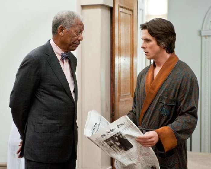 Morgan Freeman y Christian Bale en El Caballero Oscuro. La Leyenda Renace