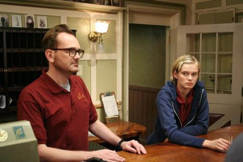 Sara Paxton y Pat Healy en los-huespedes