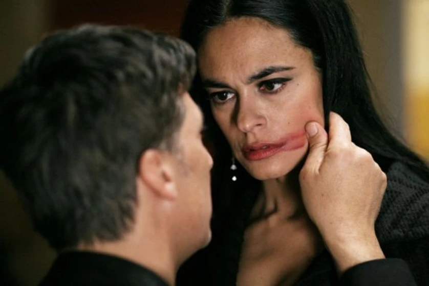 Maria Grazia Cucinotta en flores-negras