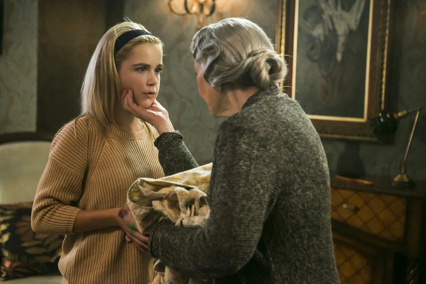 Kiernan Shipka en flores-en-el-atico-2014