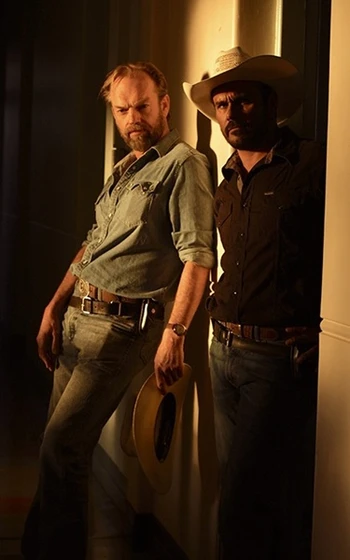 Hugo Weaving y Aaron Pedersen en mystery-road