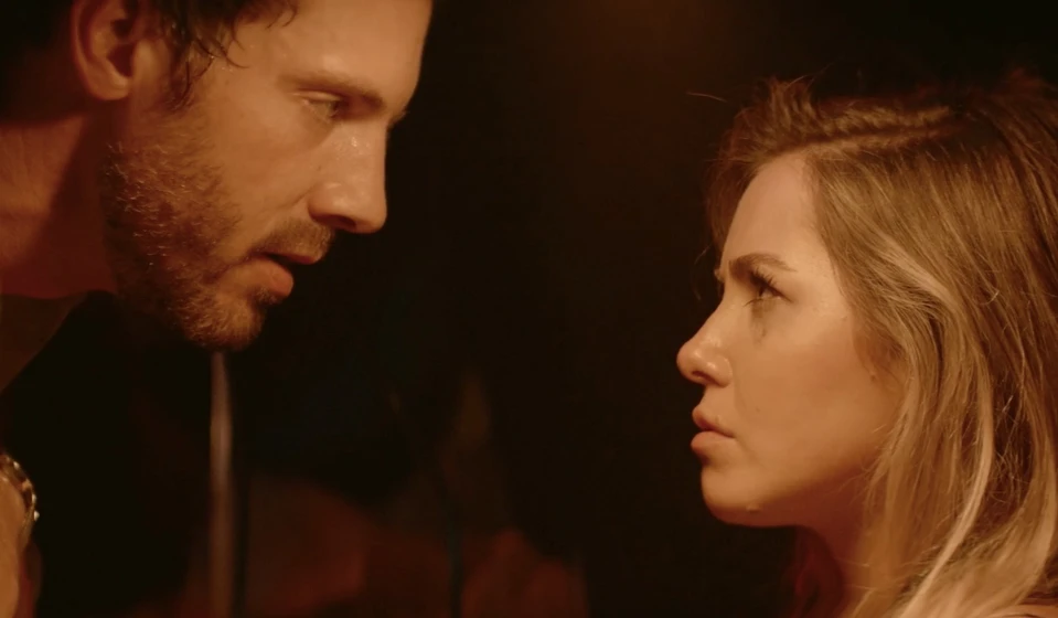 Tilky Jones y Karlee Morgan Eldridge en escapada-sin-retorno