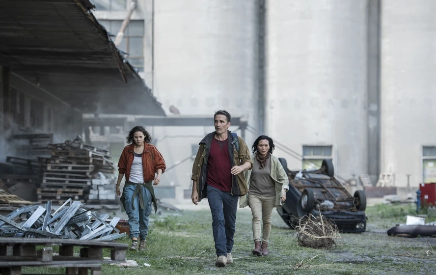 Alastair Mackenzie, Sumalee Montano y Emma Fischer en the-deal-2022