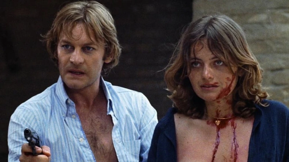 Helmut Berger y Marina Giordana en la-loba-con-ametralladora