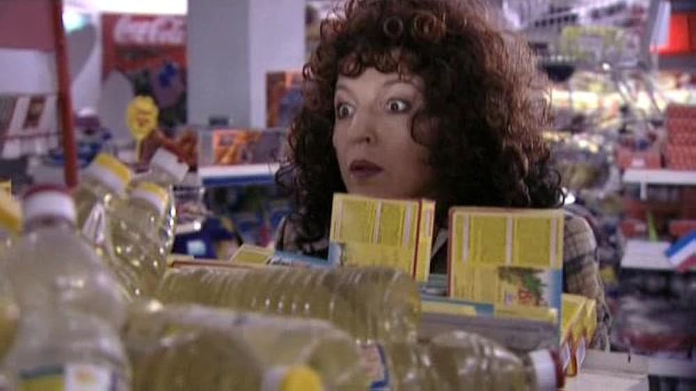 Mirjana Karanovic en strawberry-in-the-supermarket