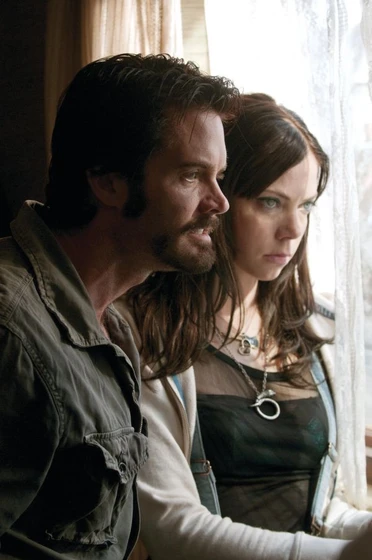 Garret Dillahunt y Martha MacIsaac en la-ultima-casa-a-la-izquierda-2009