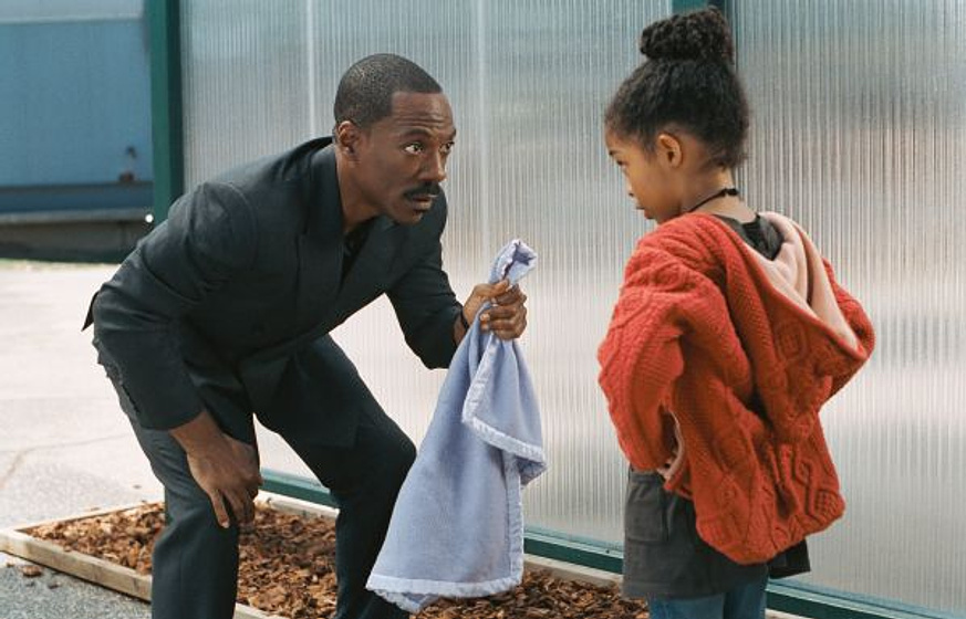Eddie Murphy y Yara Shahidi en Imagine